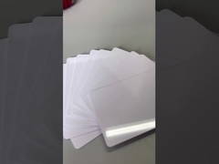 Karteffekt durch glänzende Platte laminiert