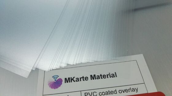 Transparente PVC-beschichtete Überlagfolie mit einer Dicke von 0,04-1,0 mm und einer starken Haftung für die Lamination von Kunststoffkarten