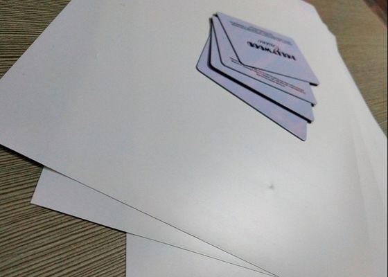 Siebdruck, der 2mm starke PETG Kunststoffplatte für PETG-Karten-Körper-Produktion druckt
