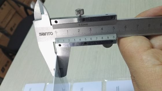 Hochauflösende Bilder Konica Digital, die PVC-Blätter für PVC-Karten-Produktion druckt