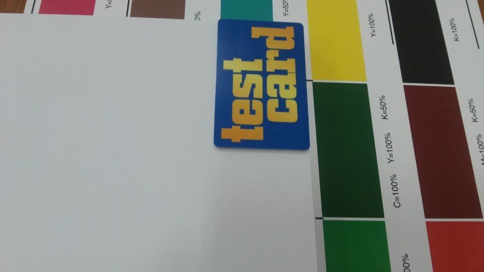 Hochauflösende Bilder Konica Digital, die PVC-Blätter für PVC-Karten-Produktion druckt